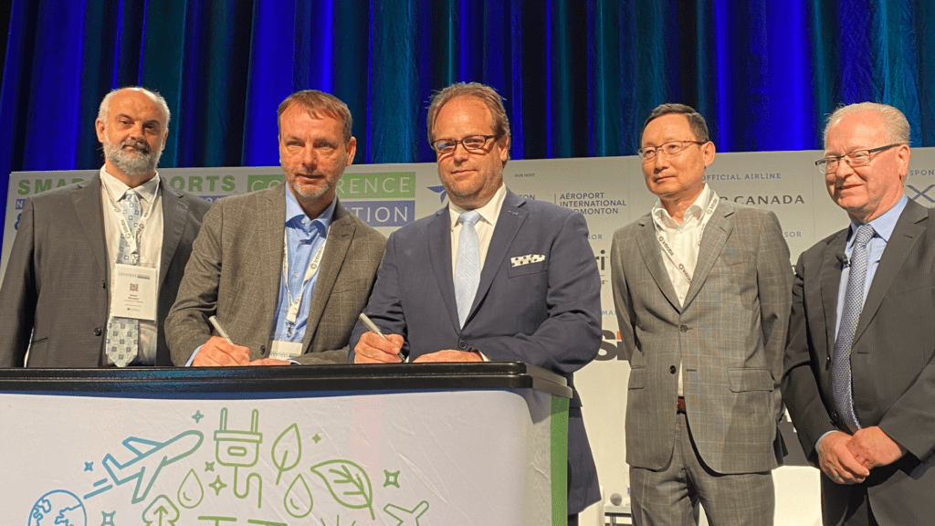 Edmonton International Airport (YEG) and FORGE Hydrocarbons signing a memorandum of understanding (MOU). L’Aéroport international d’Edmonton (YEG) et FORGE Hydrocarbons signent un protocole d’entente (PE).