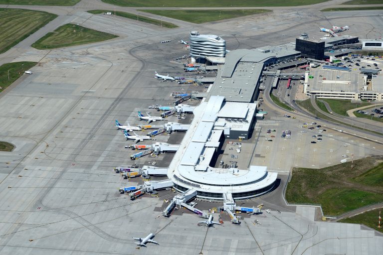 Aérogare de l'aéroport AIE et Vue panoramique de la piste d'atterrissage exposée au nord